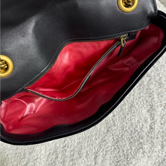 Gucci
Medium Marmont Velvet Matelasse Shoulder Bag - Picture 3 of 3